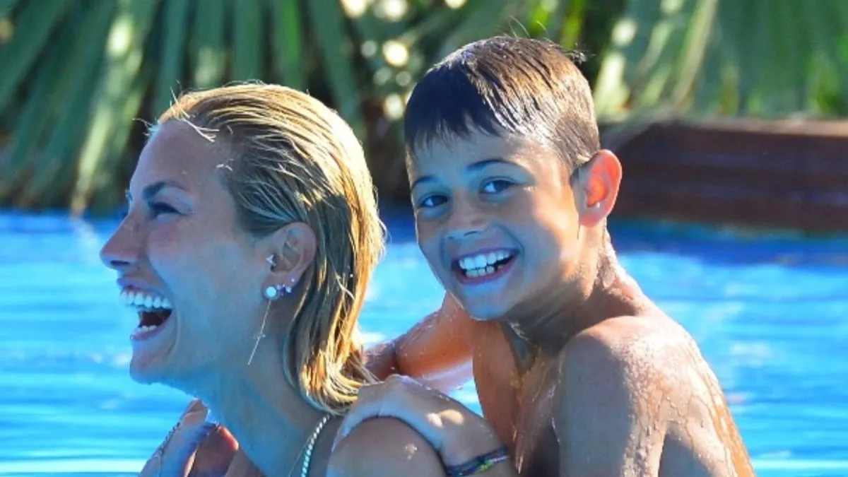 Çağla Şıkel çocuklarını paylaşmaya doyamıyor! Çağla Şıkel’in oğlu Kuzey şimdi mankenlere taş çıkarıyor!