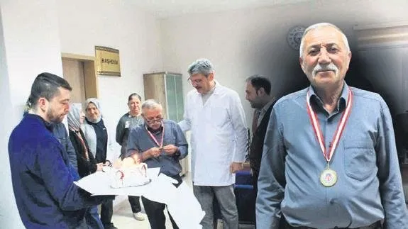 Hani memurlar yan gelip yatıyordu?