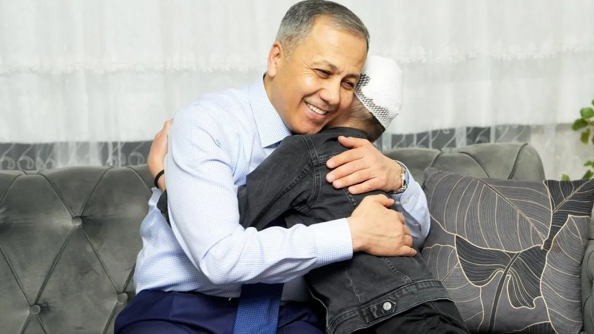 Bakan Yerlikaya, Ankara’da köpek saldırısına uğrayan Tunahan’ı ziyaret etti